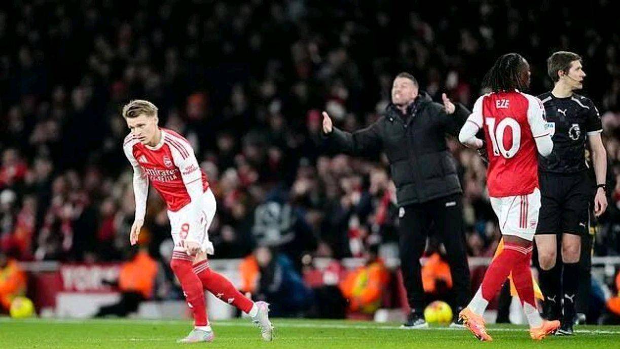 奇异果官网-英超豪门临危受命，淘汰赛路上带来希望