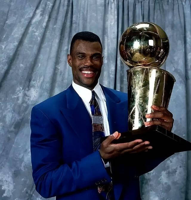 qyg-球员表现靓丽，赢得赛季MVP荣誉殊荣的简单介绍